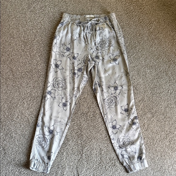 C&C California Pants - C&C California Floral Print Pants - Gray and White